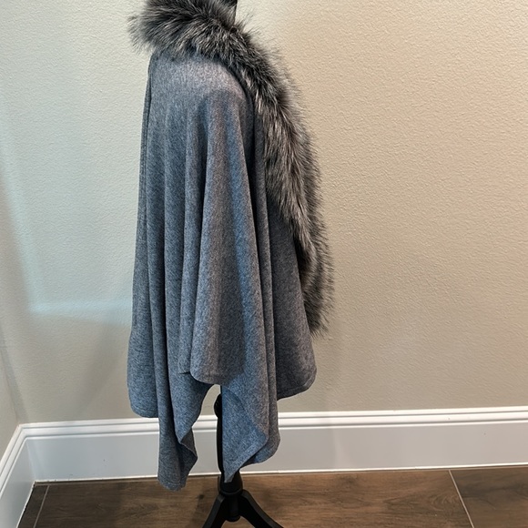 La Fiorentina Ruana with Faux fur Collar - Picture 6 of 7